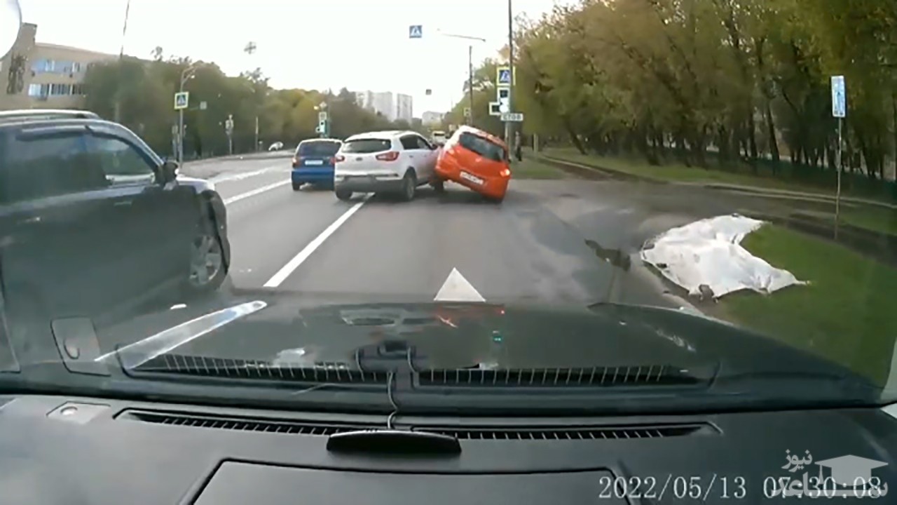 (فیلم) چپ کردن یک اتومبیل پس از برخورد با خودرویی دیگر