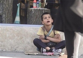 (فیلم)برخورد زیبای پلیس با کودک کار در خیابان!