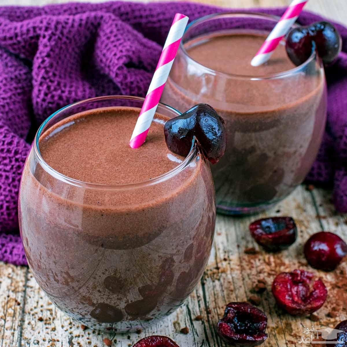 روش تهیه اسموتی با شکلات و آلبالو