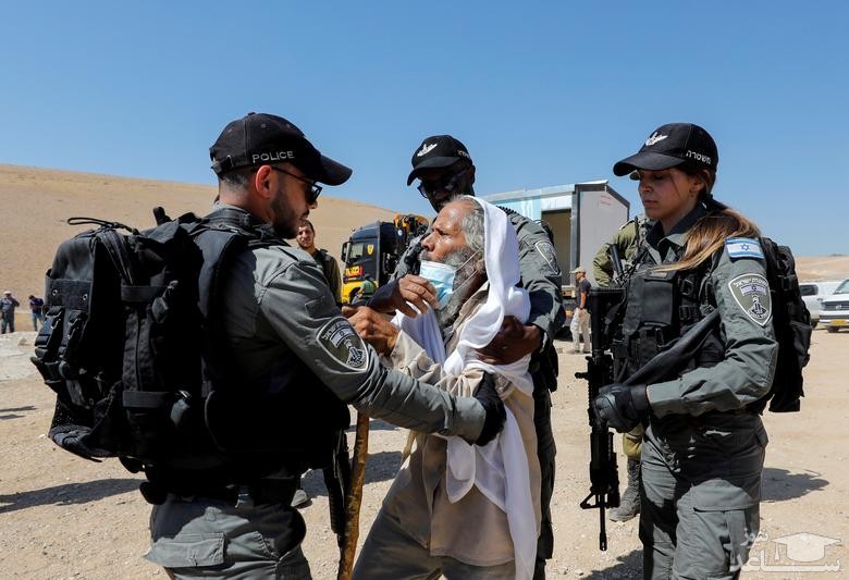 درگیری نیروهای اسراییلی با یک پیرمرد فلسطینی 
