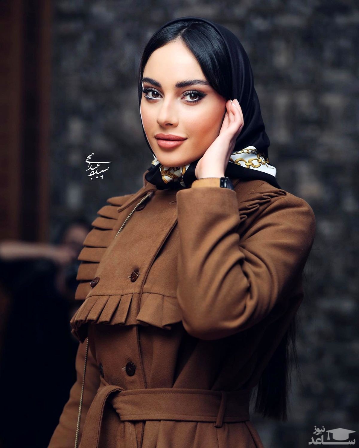 ترلان پروانه در قاب سکوت و نور؛ ژستی پر از حس و خیال کنار پنجره