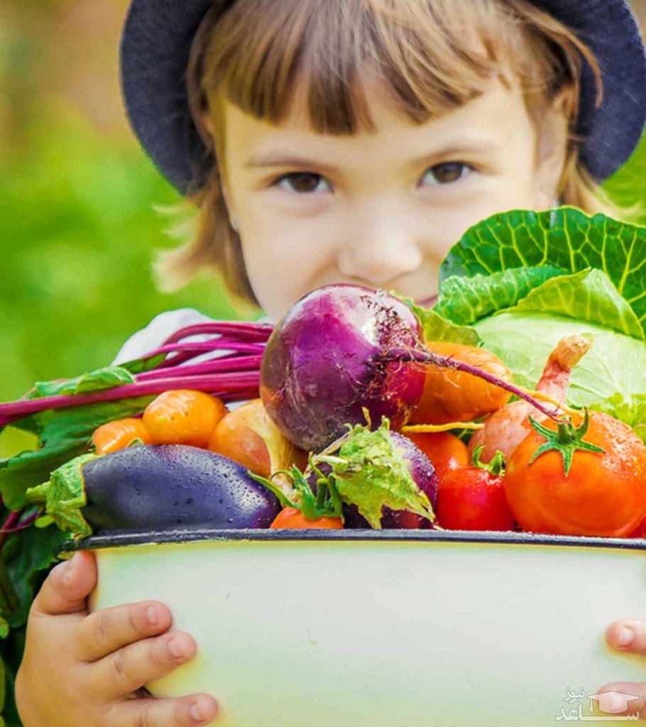 کودک با ظرف سبزیجات در دست