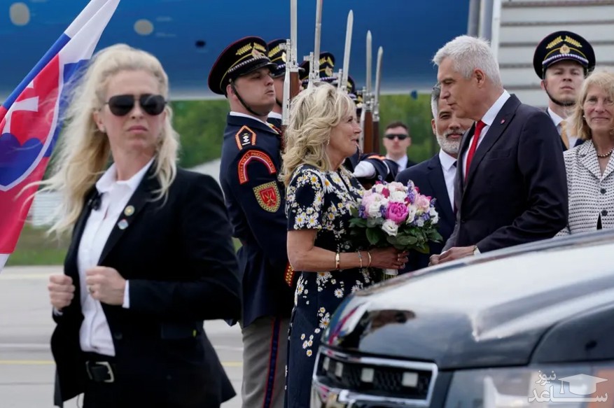 استقبال نخست وزیر اسلواکی از بانوی اول آمریکا در فرودگاه "براتیسلاوا"/ رویترز