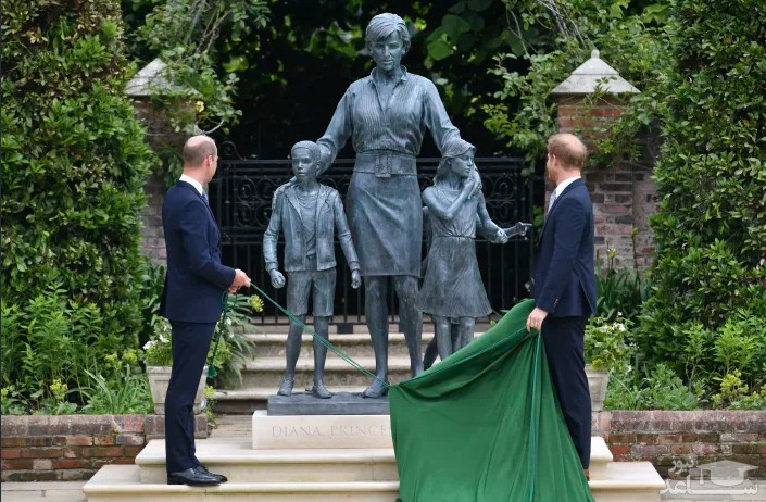 شاهزاده ها هری و ویلیام نوه های ملکه بریتانیا در حال رونمایی از مجسمه مادرشان "پرنسس دایانا" 