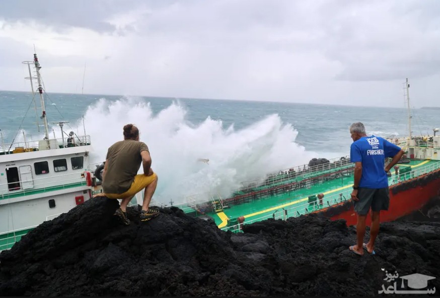 برخورد یک نفتکش- در اثر توفان اقیانوسی- به صخره جزیره "رئونیون" فرانسه در اقیانوس هند/ خبرگزاری فرانسه
