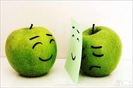 دوتا سیب سبز در دو حالت متفاوت
