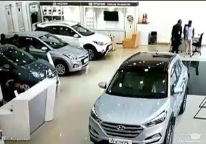(فیلم) عاقبت آزمایش خودرو در نمایشگاه توسط دختر جوان