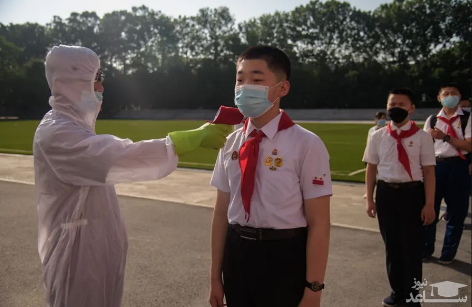 کنترل دمای بدن دانش آموزان پیش از ورود آنها به مدرسه در شهر پیونگ یانگ کره شمالی