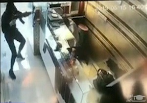 (فیلم) اقدام جالب مغازه‌دار برای فراری دادن دزد مسلح