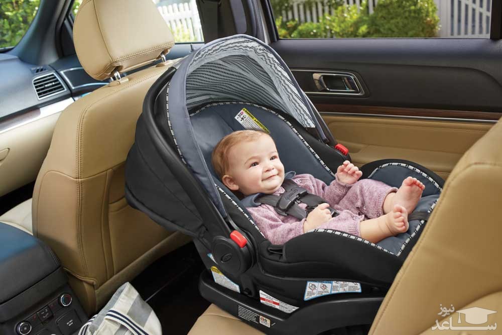 نوزاد در کریر درون ماشین