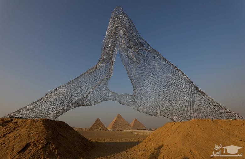 نصب اثر هنری" باهم" ساخته یک هنرمند ایتالیایی در نزدیکی اهرام ثلاثه مصر/ رویترز