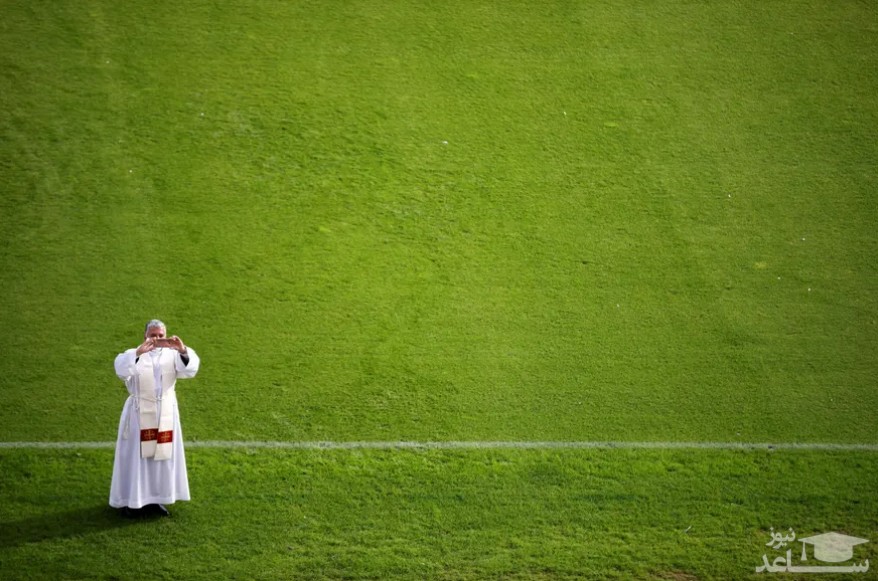 یکی از روحانیون کاتولیک پیش از ورود پاپ فرانسیس به استادیوم "جی اس پی" شهر نیکوزیا قبرس، از این مکان عکس می گیرد./ رویترز