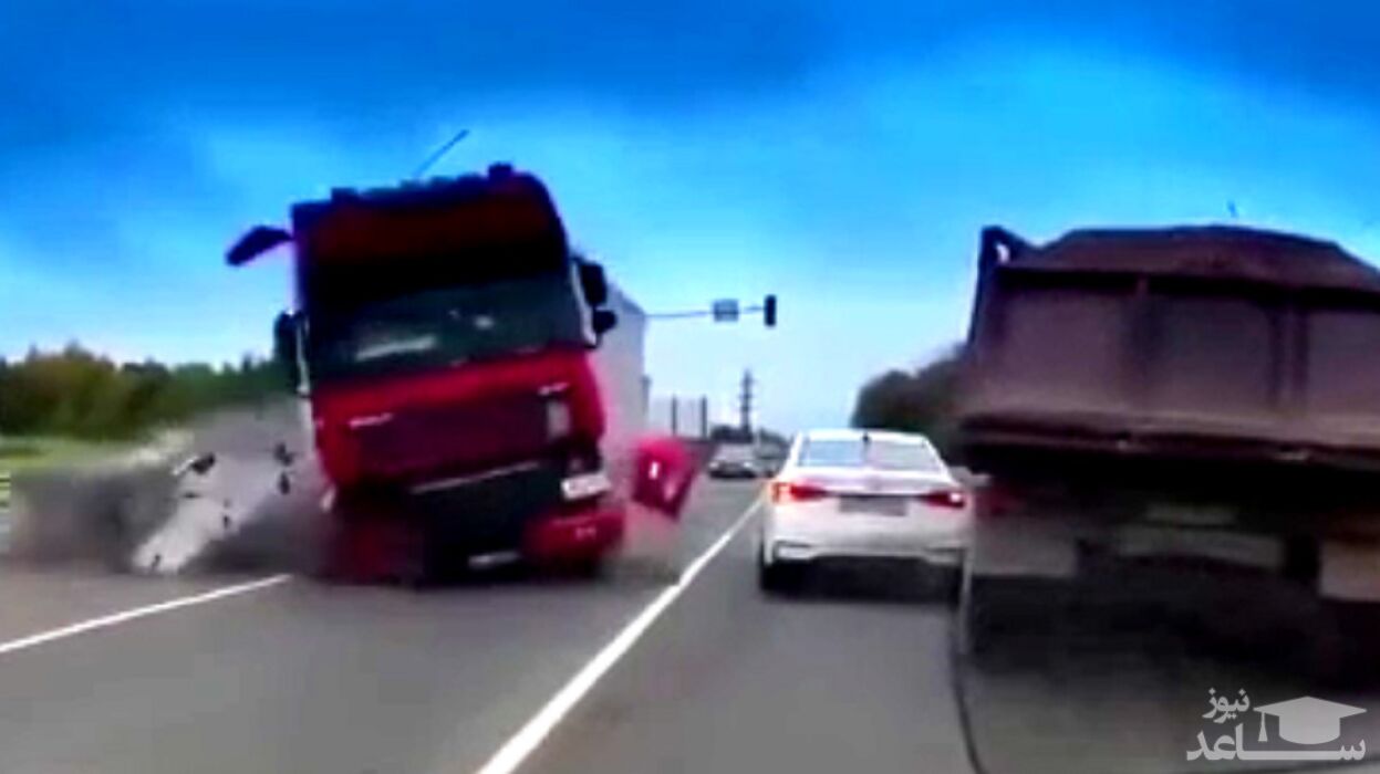 (فیلم) مرگ ۴ سرنشین خودروی سواری پس از تصادف خوفناک با یک تریلی ۱۸ چرخ