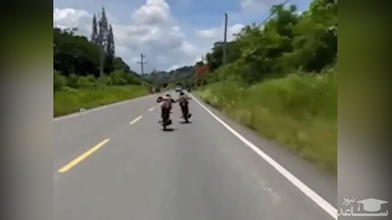 (فیلم) حرکت نمایشی خطرناک دو موتورسوار در جاده