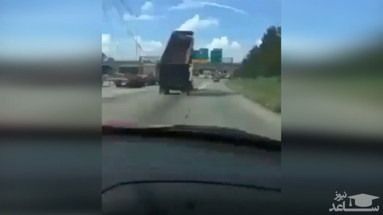 (فیلم) تصادف وحشتناک کامیون با تابلوی بزرگراه 