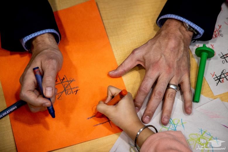 نخست وزیر کانادا در حال نقاشی با یک کودک/ رویترز