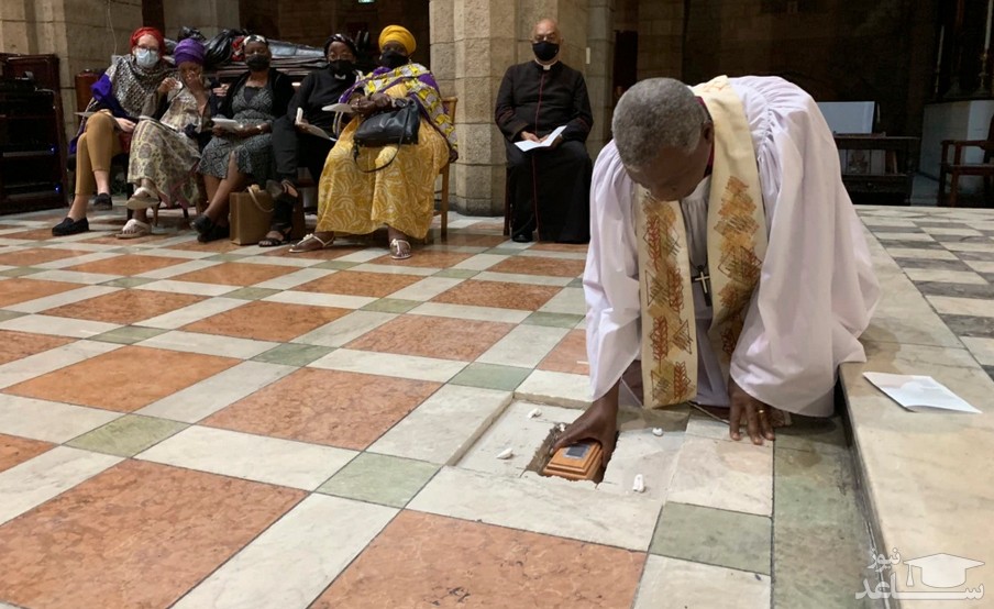 قرار دادن خاکستر پیکر اسقف "دزموند توتو" از رهبران مبارزه با رژیم آپارتاید آفریقای جنوبی در محراب کلیسای جامع "سنت جورج" در شهر "کیپ تاون" آفریقای جنوبی/ آسوشیتدپرس