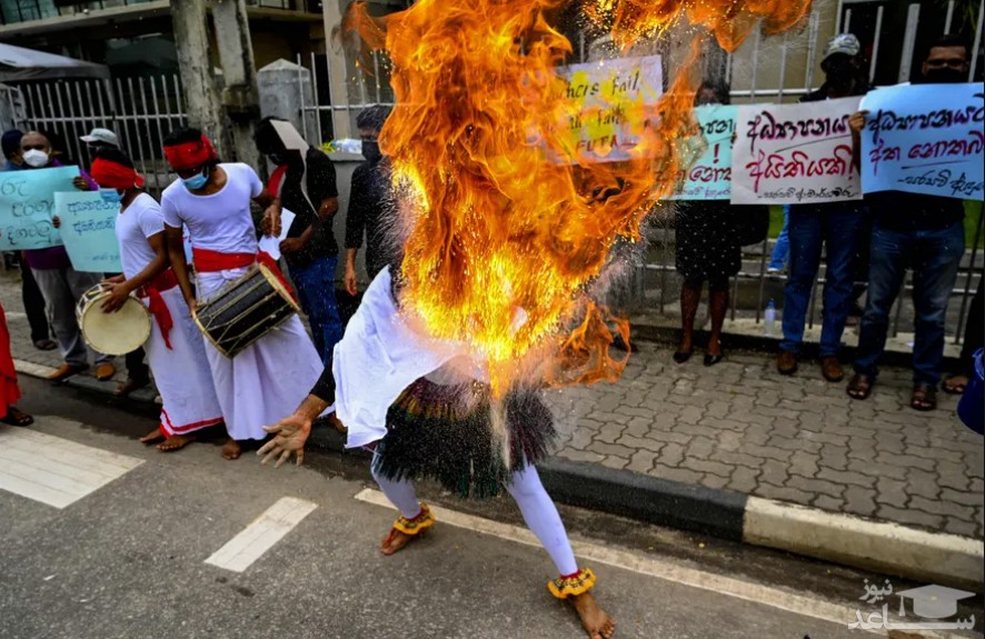 مراسم آتش بازی در جریان تظاهرات اعتراضی معلمان سریلانکایی در مقابل دانشگاه آزاد سریلانکا در شهر کلمبو با درخواست افزایش حقوق/ خبرگزاری فرانسه