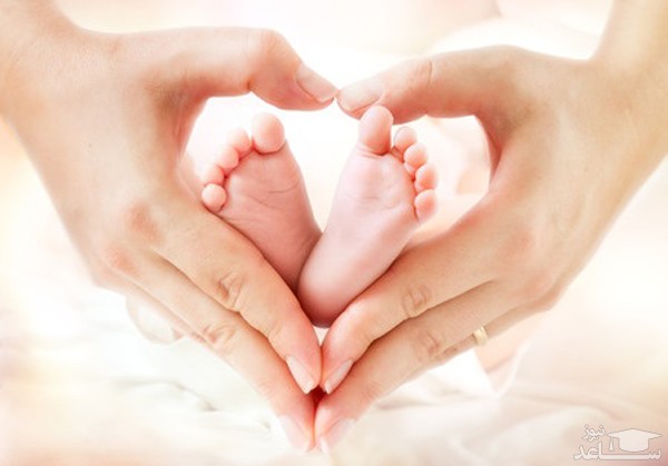 پوستر پای نوزاد در دستان مادر