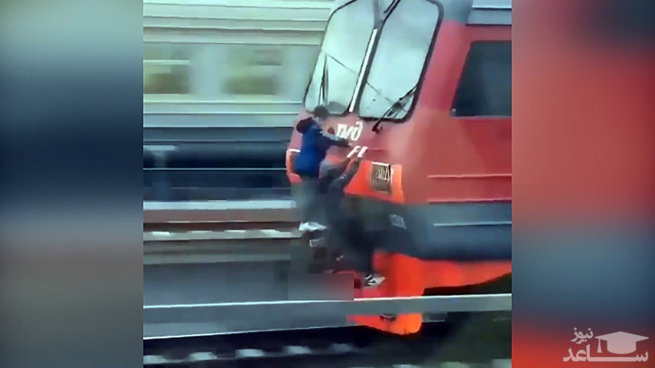 (فیلم) اقدام خطرناک چند کودک در آویزان شدن از پشت قطار 