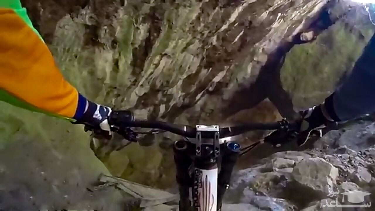 (فیلم) دوچرخه سواری نفس گیر بر فراز یک کوه