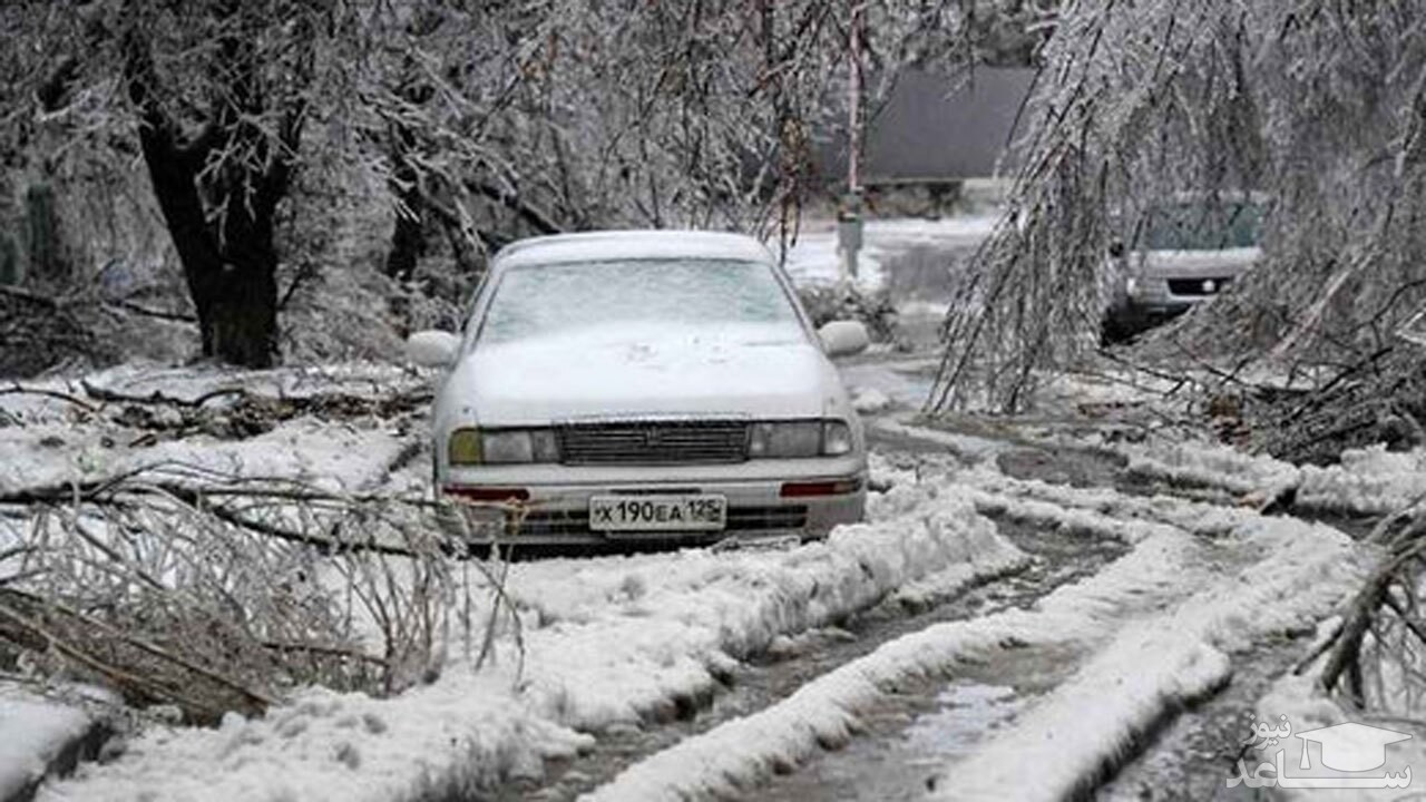(فیلم) لحظه سقوط چند قطعه یخ روی یک خودروی سواری 
