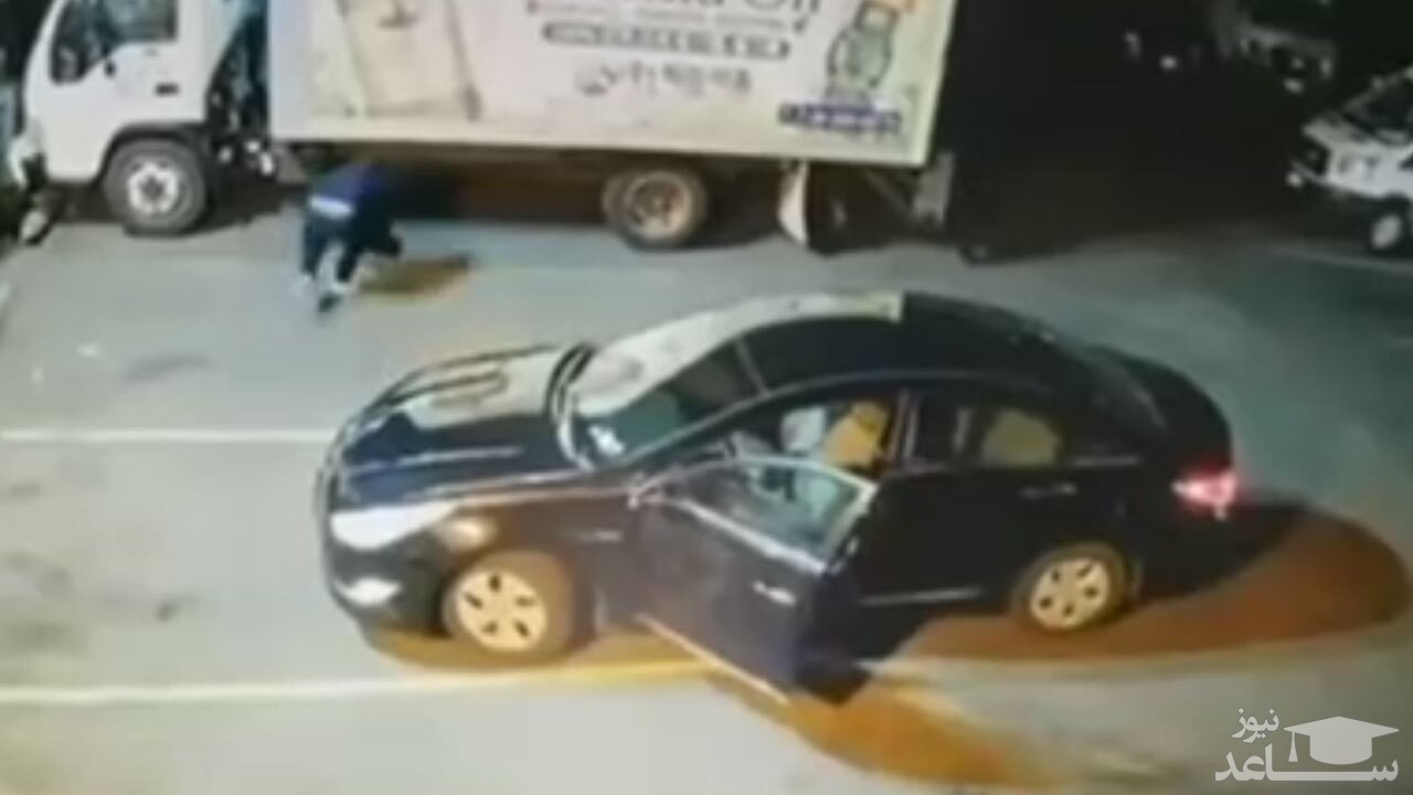 (فیلم) ترفند جالب یک سارق برای سرقت از یک زن تنها