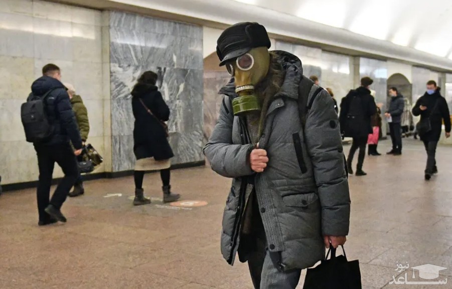 ماسک گاز یکی از مسافران مترو شهر مسکو روسیه برای محافظت در برابر کرونا/ کومر سانت