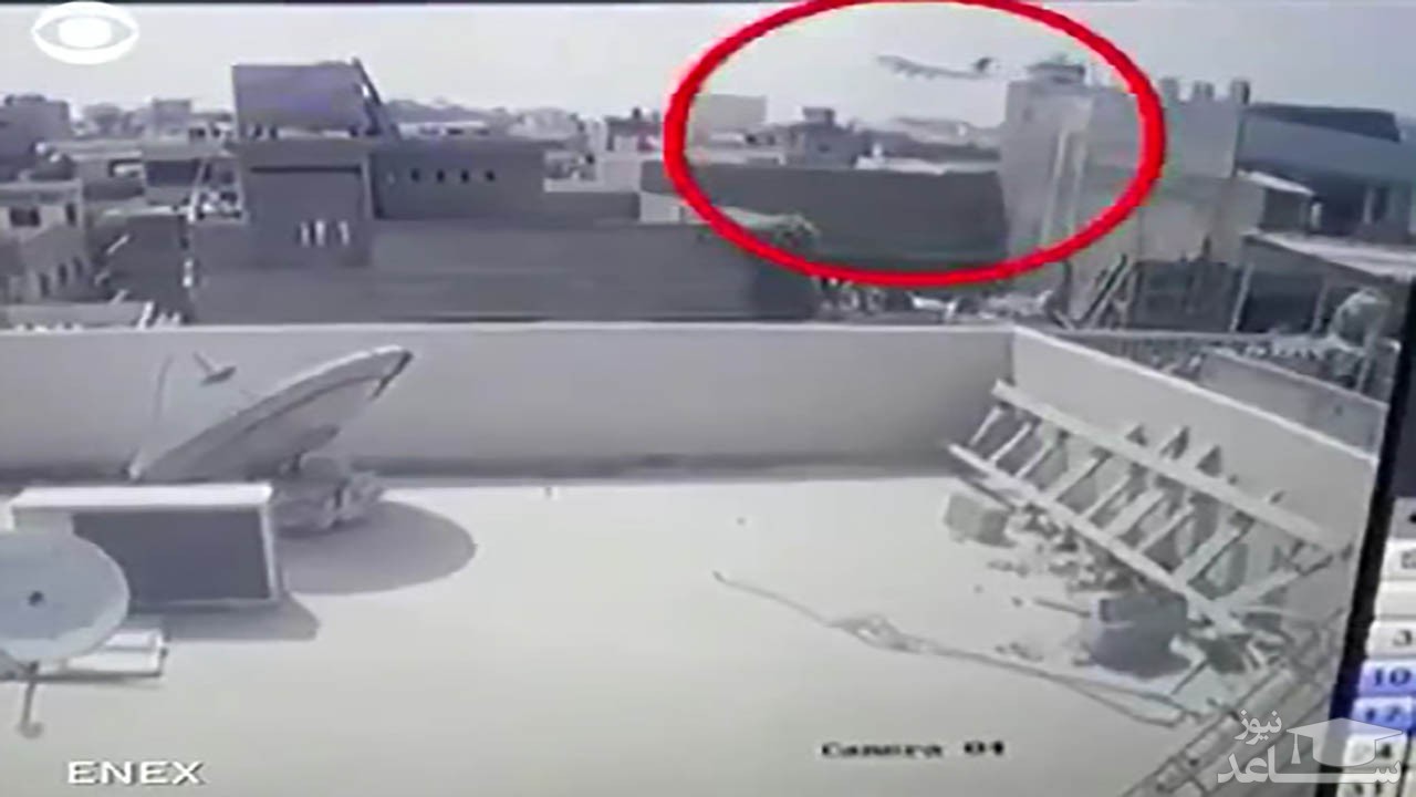 (فیلم) ثبت لحظه سقوط هواپیمای مسافربری پاکستان توسط دوربین مداربسته 