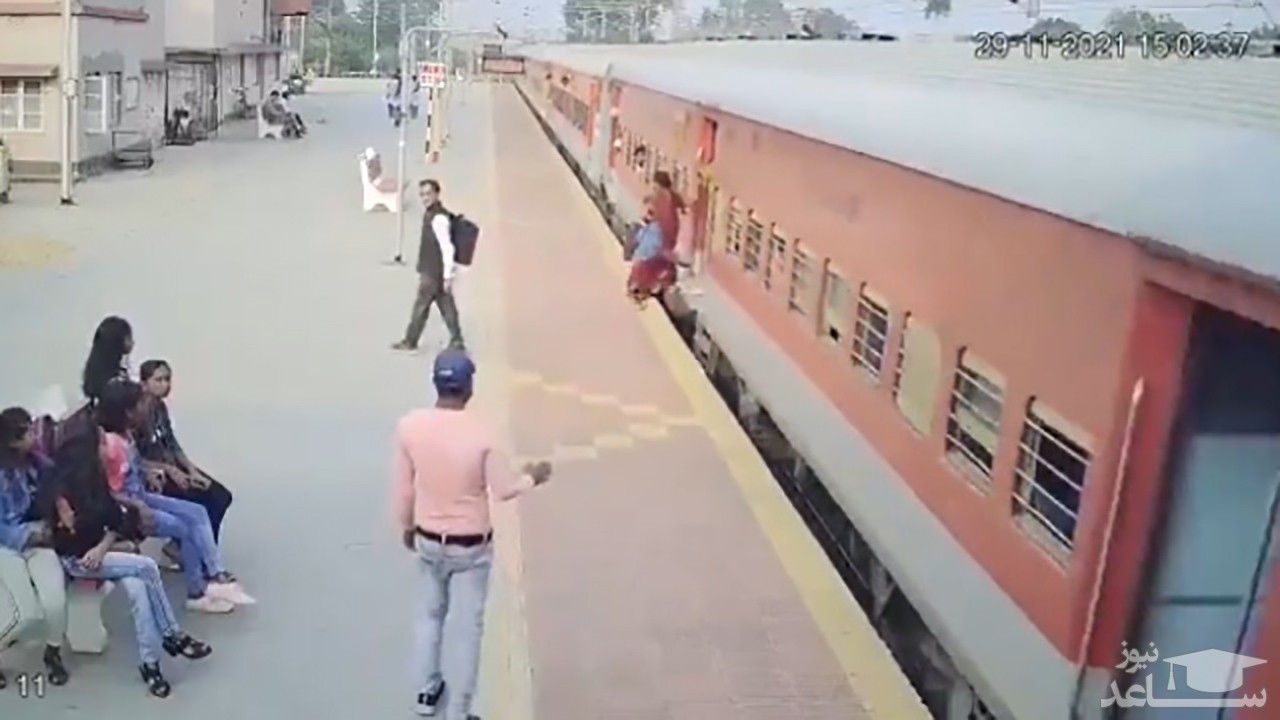 (فیلم) سقوط یک زن از قطار در حال حرکت