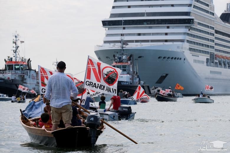 شهروندان شهر ونیز ایتالیا به نشانه اعتراض با قایق های کوچک دور یک کشتی تفریحی غول پیکر تجمع کرده اند.