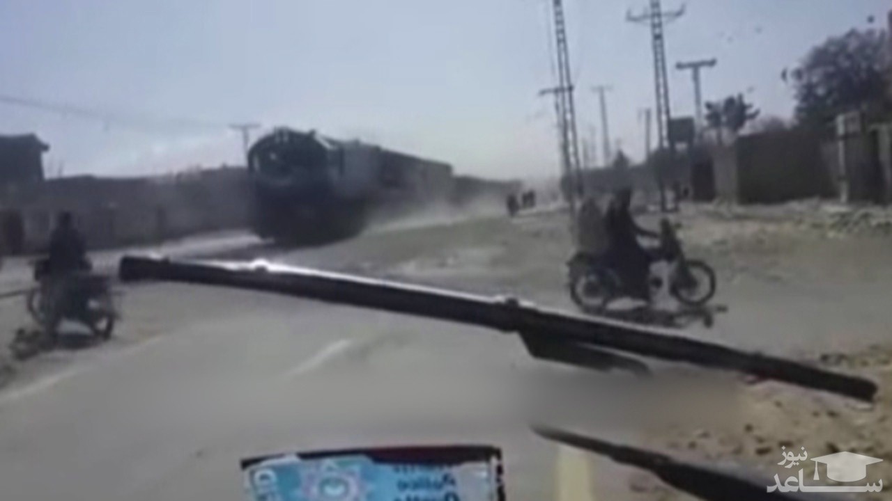 (فیلم) فرار لحظه آخری موتورسواران از له شدن در زیر قطارها