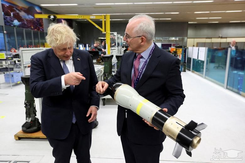 بازدید نخست وزیر انگلیس از کارخانه تولید موشک های ضدتانک در شهر "بلفاست" ایرلند شمالی/ رویترز