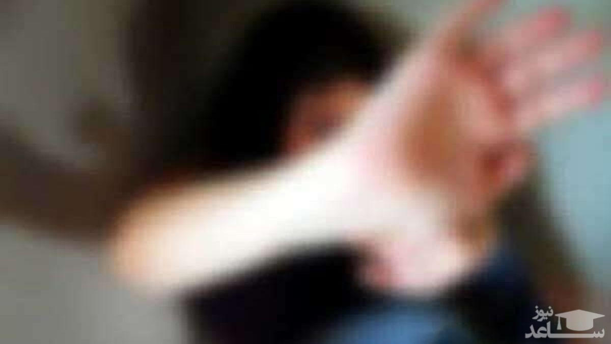 (فیلم) حمله وحشیانه مرد به یک زن در خیابان