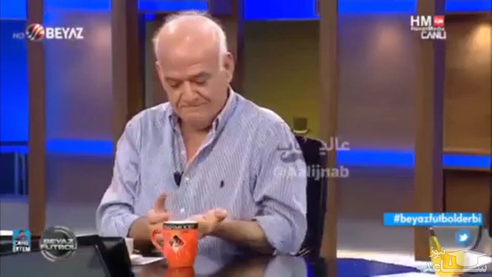 (فیلم) حرکت جنجالی کارشناس شبکه ترکیه روی آنتن زنده