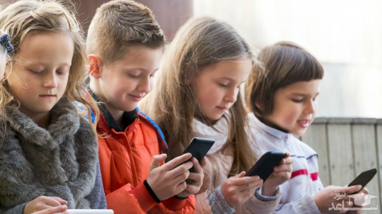 کودکان در حال استفاده از موبایل