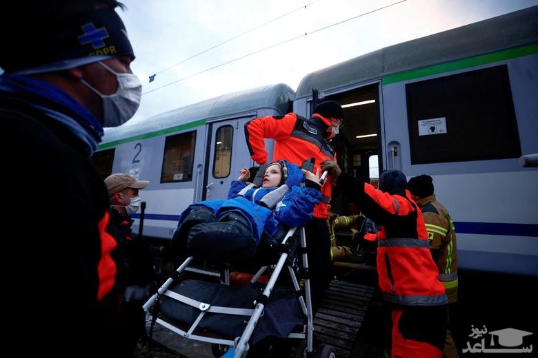 انتقال کودکان بیمار اوکراینی با قطار به لهستان/ رویترز