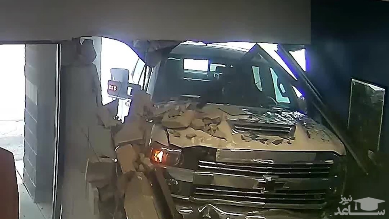 (فیلم) ورود با خودرو به ساختمان دفتر بیمه