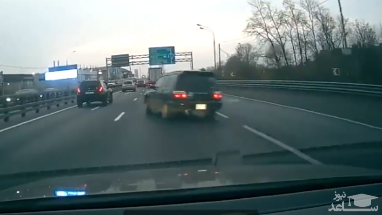 (فیلم) لحظه وحشتناک چپ کردن یک ماشین بعد از تصادف 