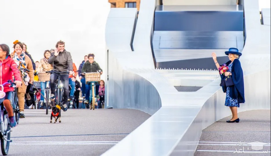 شاهدخت بئاتریکس (ملکه سابق هلند) در مراسم افتتاحیه پل "پرنس کلاوس" در " دوترخت" هلند برای دوچرخه سواران دست تکان می دهد. این پل عابر پیاده و دوچرخه منطقه جدید را به مرکز شهر متصل می کند./ شاتر استوک