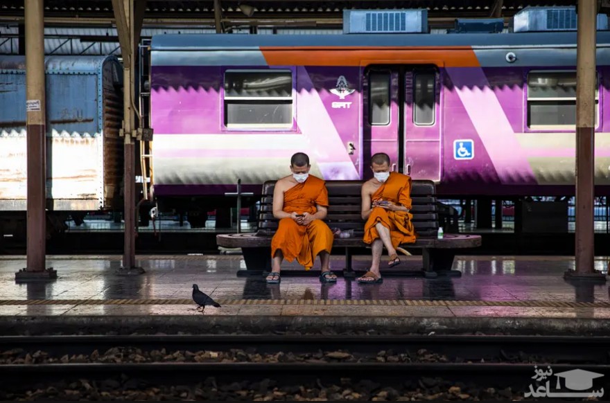 راهبان تایلندی در ایستگاه قطار شهر بانکوک/ گتی ایمجز