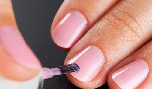 رنگ لاک متناسب با رنگ پوست دستان شما