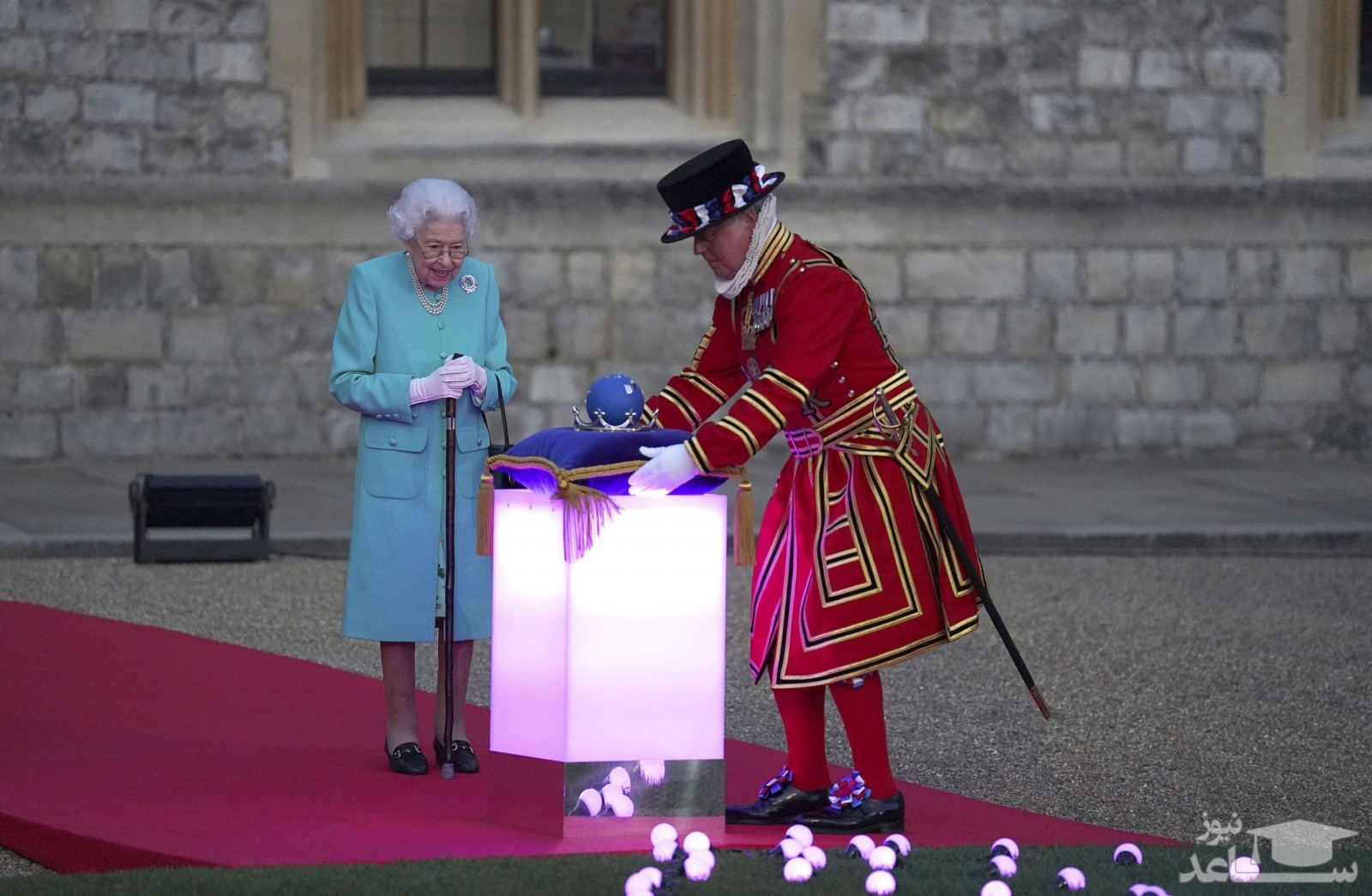 راز لباس های ملکه الیزابت/ چرا ملکه انگلیس کفش نو نمی پوشد؟