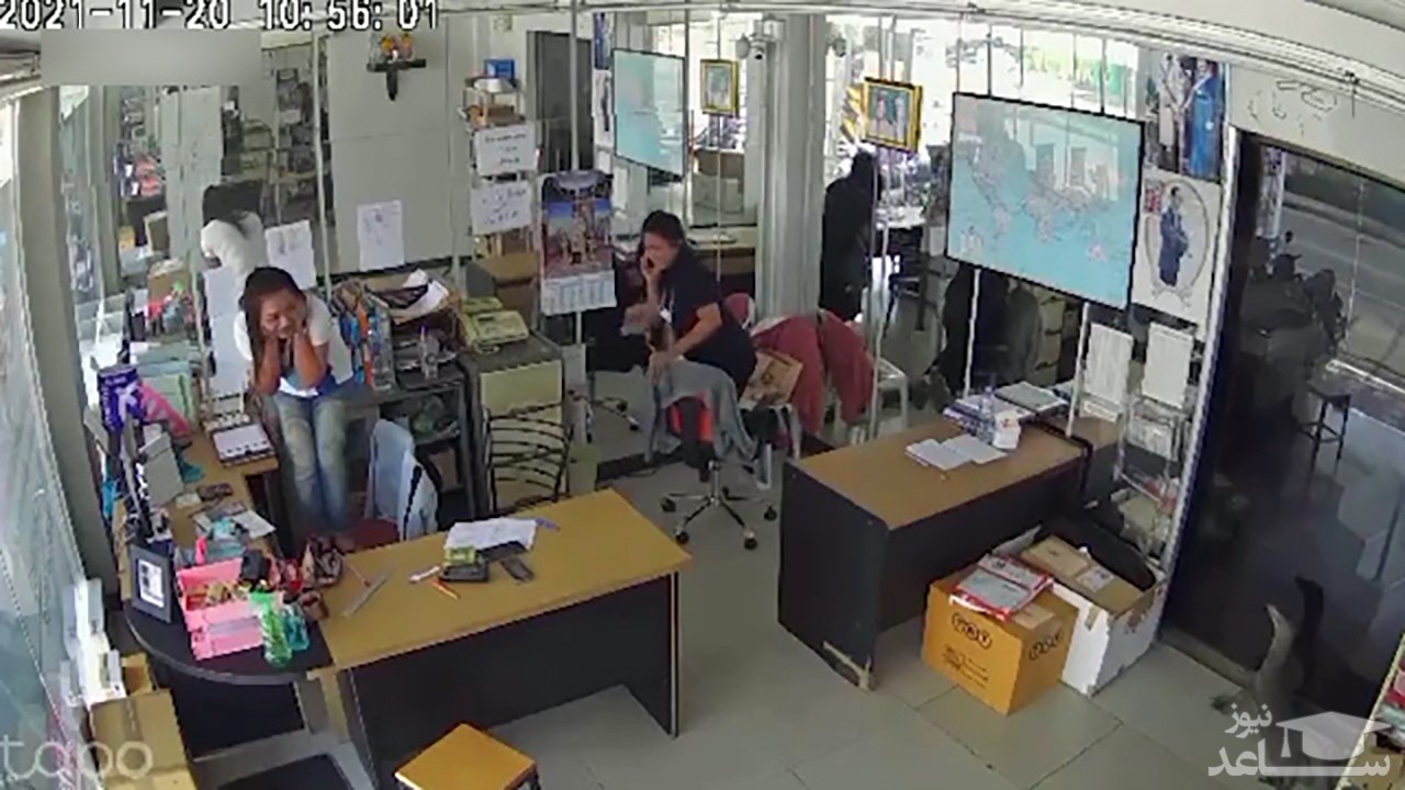(فیلم) لحظه وحشتناک ورود ناگهانی یک بزمجه به اتاق کارمندان در اداره