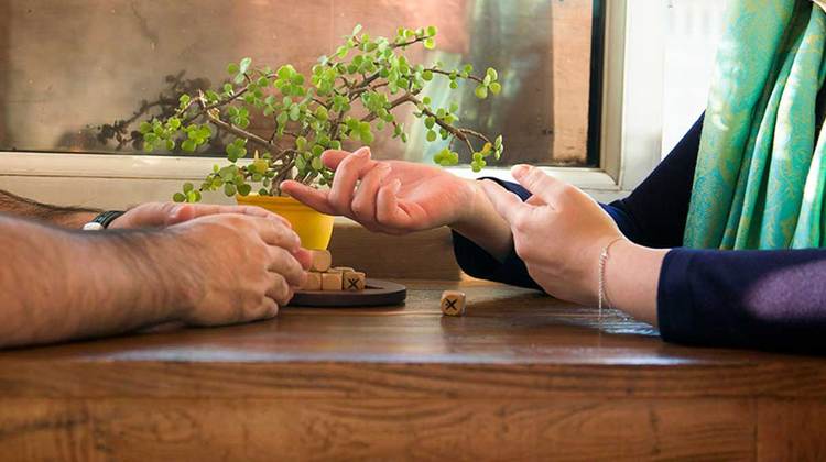 با زن غریبه در خانه خلوت کرده بودیم که زنم با پلیس وارد خانه شد!