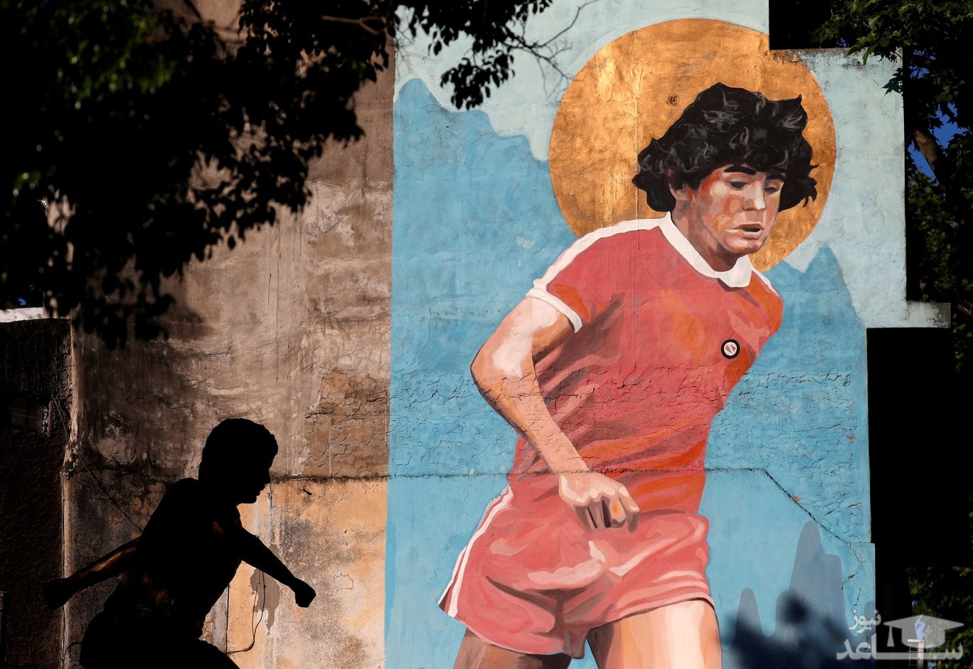 نقاشی دیواری "دیه گو آرماندو مارادونا" فوتبالیست افسانه ای آرژانتین در شهر بوینوس آیرس/ رویترز