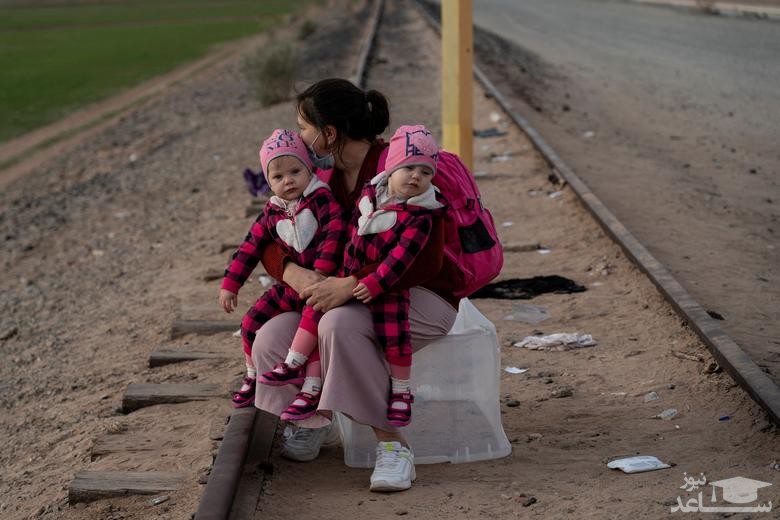 مادر پناهجوی اوکراینی و 2 فرزندش در مرز ایالات متحده آمریکا و مکزیک/ رویترز