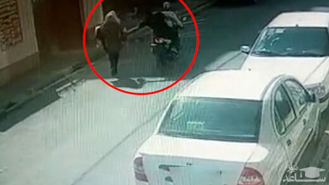(فیلم) قاپیدن کیف یک زن، توسط ۲ موتورسوار 