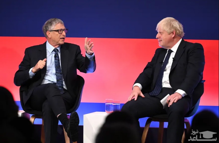 حضور نخست وزیر بریتانیا (نفر سمت راست تصویر) در پنل گفتگو با بیل گیتس مدیر عامل شرکت مایکروسافت در اجلاس جهانی سرمایه گذاری در موزه علوم در شهر لندن/ گتی ایمجز