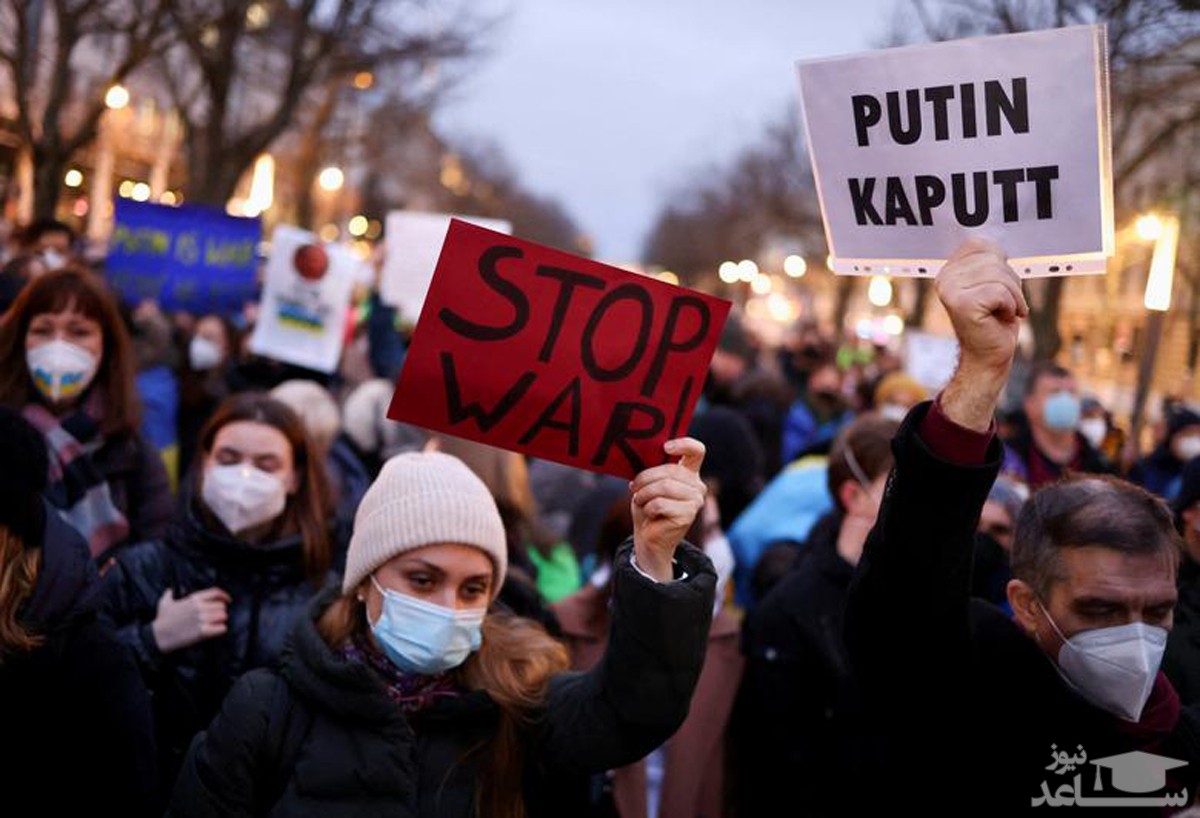 تظاهرات فعالان ضدجنگ در مقابل سفارت روسیه در شهر برلین آلمان/ رویترز